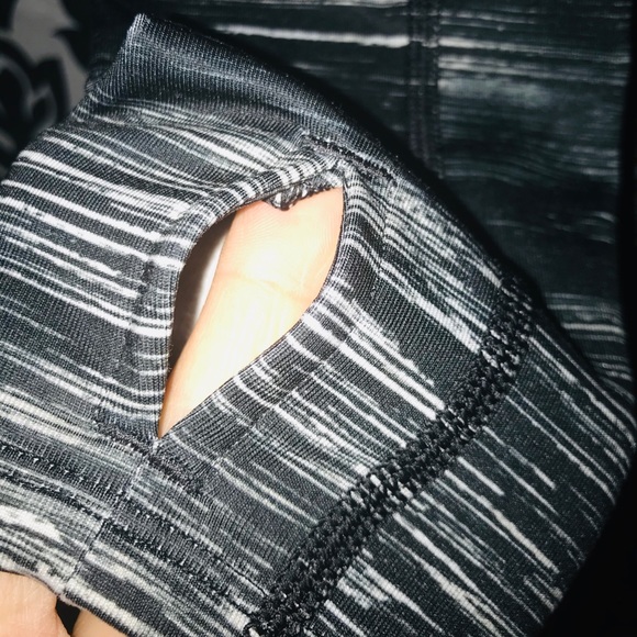 UnderArmour  *LIKE NEW* Cold Gear w/Thumbholes NWOT - Picture 6 of 6